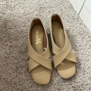 Fanfares Women's Tan Cross-Strap Flats